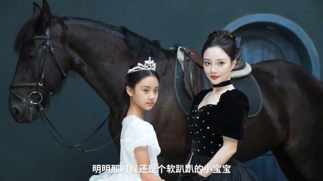 李小璐甜馨分享马场美照，阳光帅气有活力，母女情深惹人羡