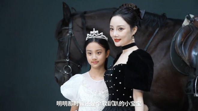 李小璐甜馨分享马场美照，阳光帅气有活力，母女情深惹人羡