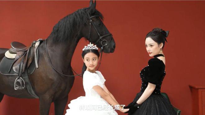 李小璐甜馨分享马场美照，阳光帅气有活力，母女情深惹人羡