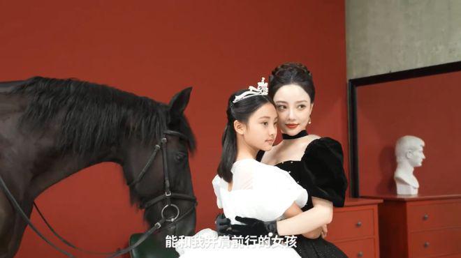 李小璐甜馨分享马场美照，阳光帅气有活力，母女情深惹人羡