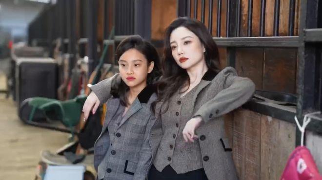 李小璐甜馨分享马场美照，阳光帅气有活力，母女情深惹人羡