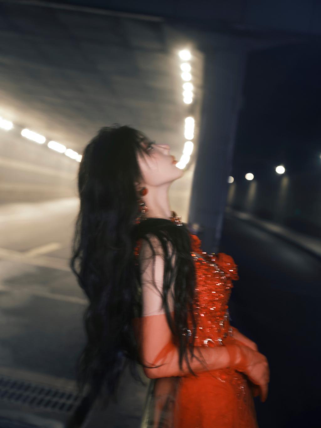 孔雪儿穿红纱裙 露香肩美腿美艳动人