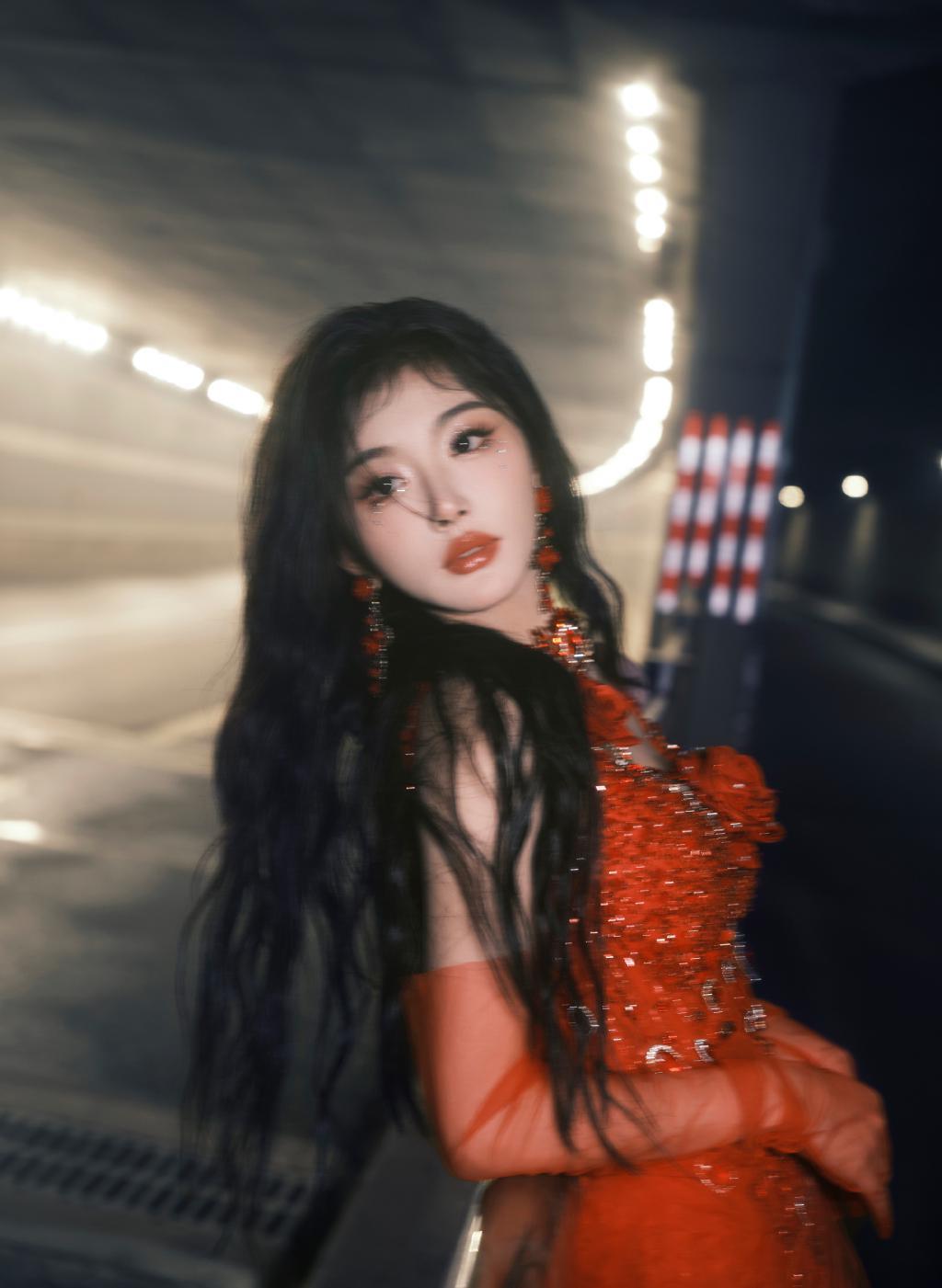 孔雪儿穿红纱裙 露香肩美腿美艳动人