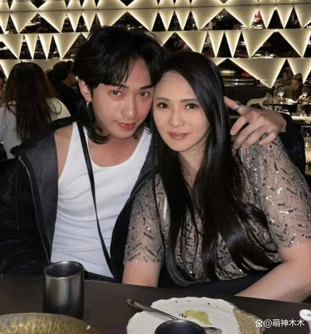伊能静儿子万圣节cos照一身黑丝姿势妖娆，网友直呼辣眼睛