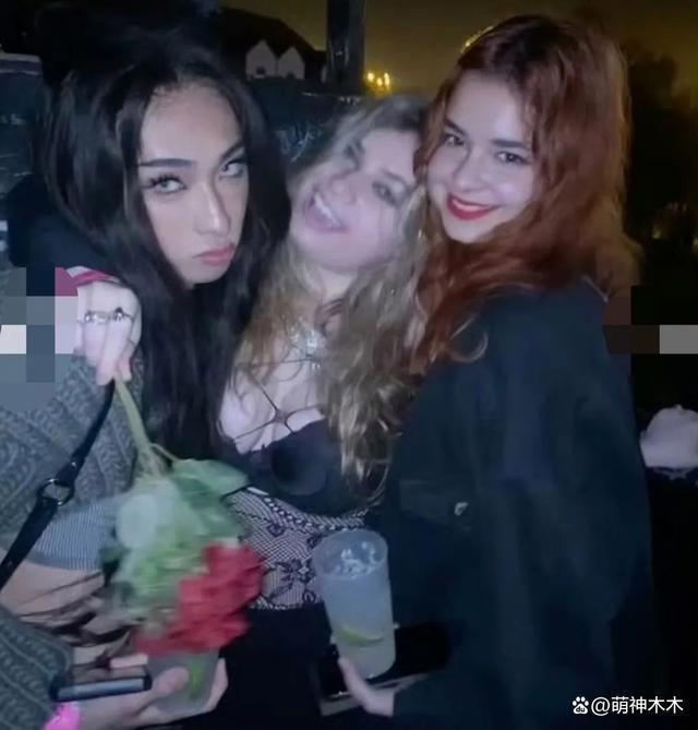 伊能静儿子万圣节cos照一身黑丝姿势妖娆，网友直呼辣眼睛