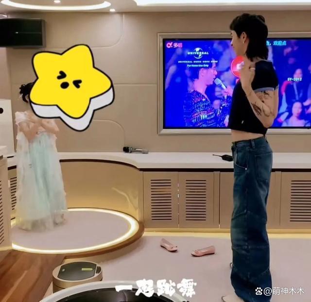 伊能静儿子万圣节cos照一身黑丝姿势妖娆，网友直呼辣眼睛