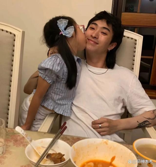 伊能静儿子万圣节cos照一身黑丝姿势妖娆，网友直呼辣眼睛