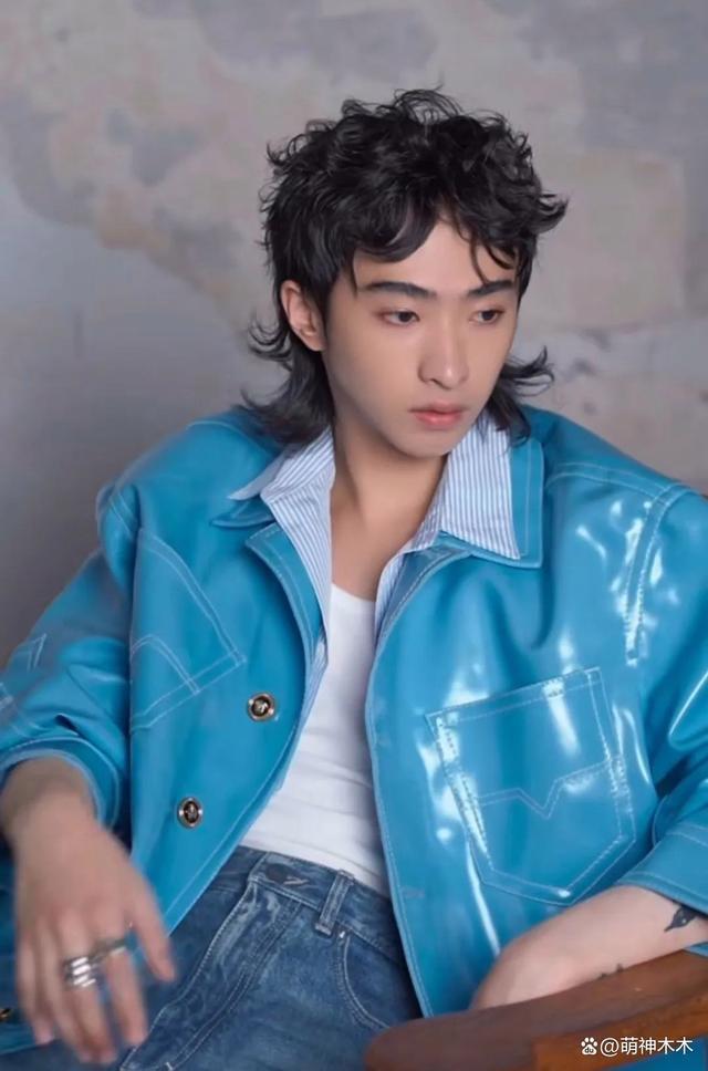 伊能静儿子万圣节cos照一身黑丝姿势妖娆，网友直呼辣眼睛