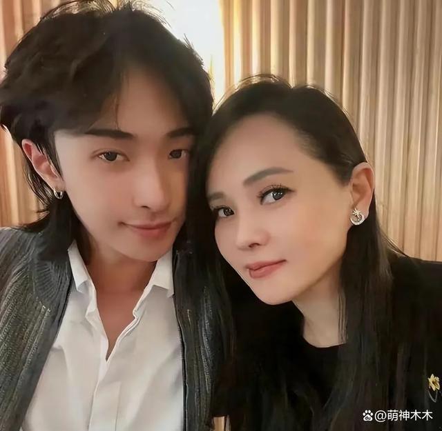 伊能静儿子万圣节cos照一身黑丝姿势妖娆，网友直呼辣眼睛