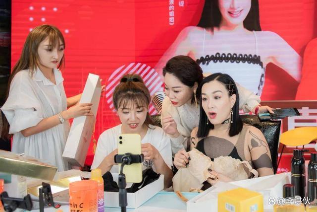 明星的尽头是带货，石榴姐宣布息影带货，一场直播赚一百万