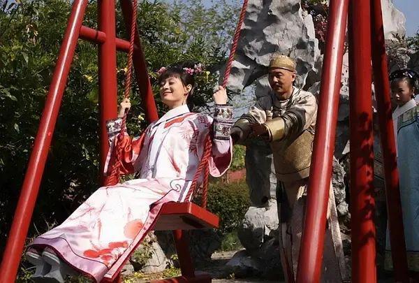 能毁掉甄嬛的，只有她