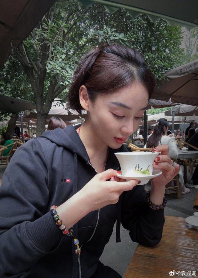 袁姗姗分享生活美照，身姿曼妙惹人爱，俏皮可爱甜如初恋