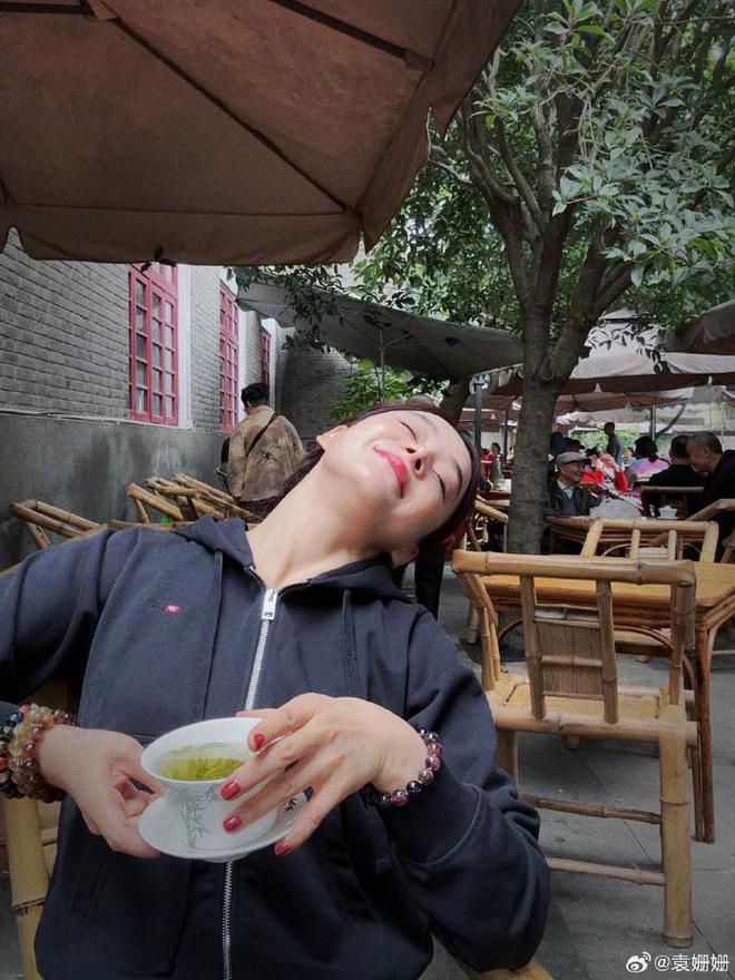袁姗姗分享生活美照，身姿曼妙惹人爱，俏皮可爱甜如初恋