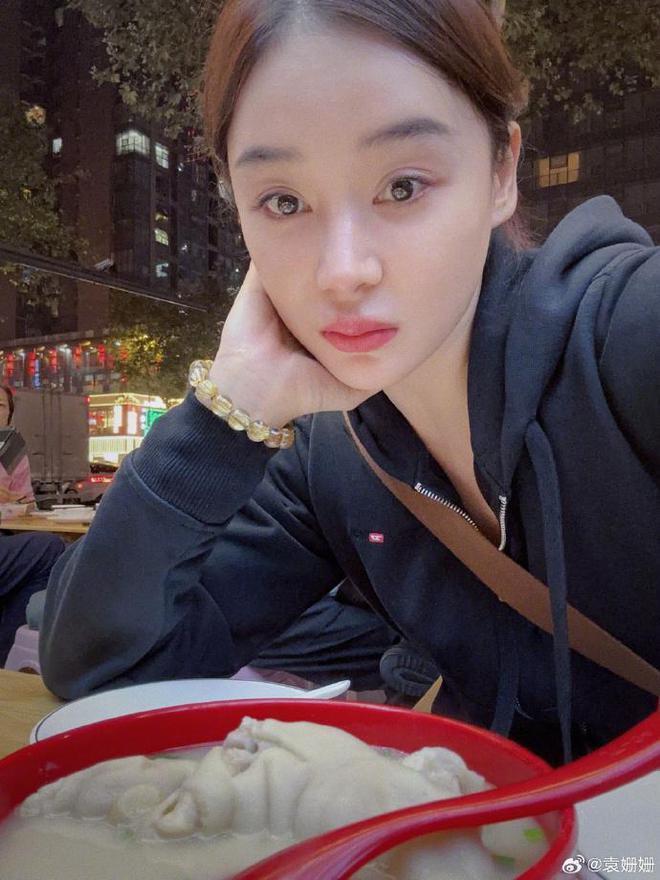 袁姗姗分享生活美照，身姿曼妙惹人爱，俏皮可爱甜如初恋
