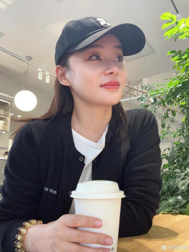袁姗姗分享生活美照，身姿曼妙惹人爱，俏皮可爱甜如初恋