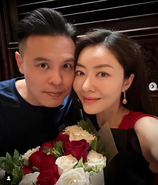 郭可颂表白熊黛林：夫妻甜蜜庆祝结婚7年，手捧玫瑰晒亲吻照