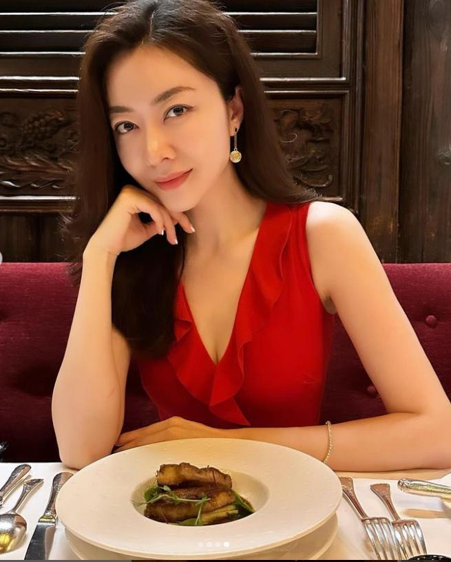 郭可颂表白熊黛林：夫妻甜蜜庆祝结婚7年，手捧玫瑰晒亲吻照