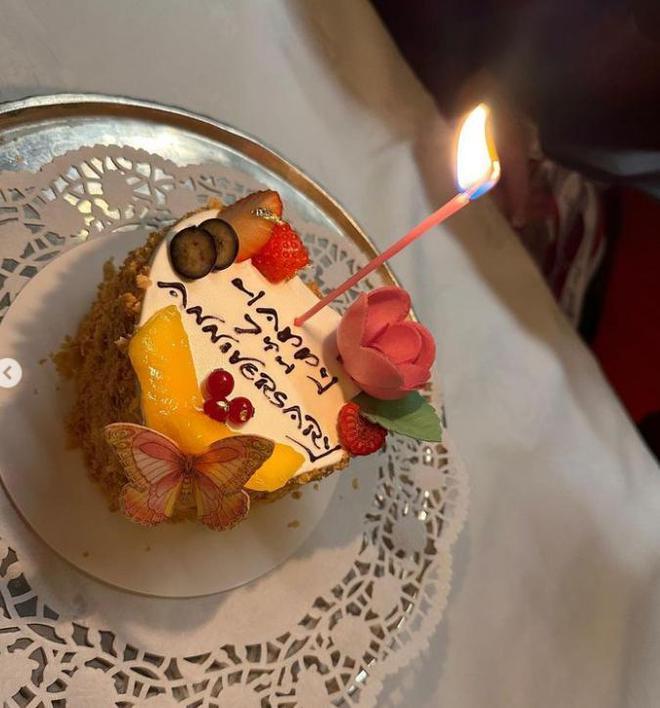 郭可颂表白熊黛林：夫妻甜蜜庆祝结婚7年，手捧玫瑰晒亲吻照