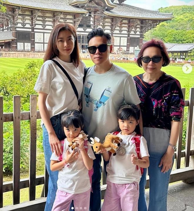 郭可颂表白熊黛林：夫妻甜蜜庆祝结婚7年，手捧玫瑰晒亲吻照