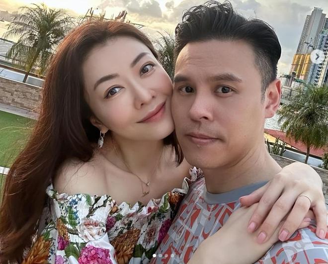 郭可颂表白熊黛林：夫妻甜蜜庆祝结婚7年，手捧玫瑰晒亲吻照