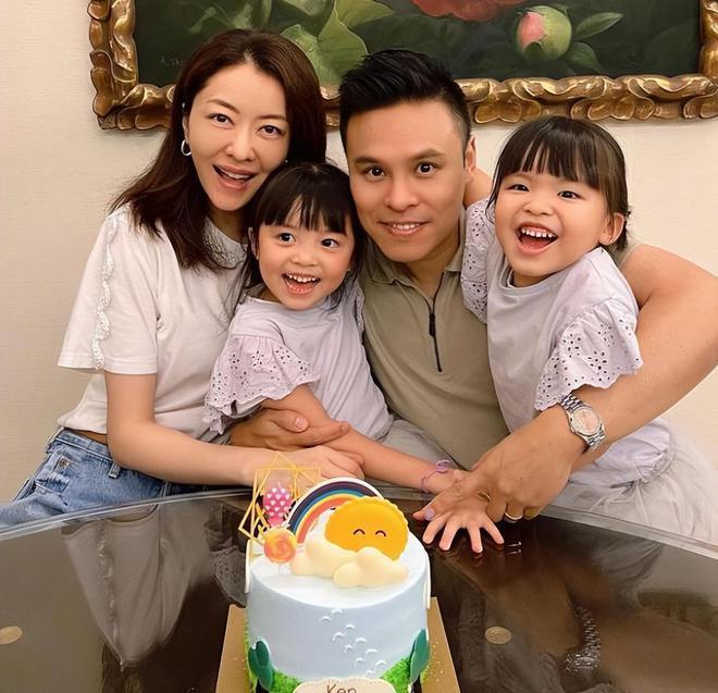 郭可颂表白熊黛林：夫妻甜蜜庆祝结婚7年，手捧玫瑰晒亲吻照