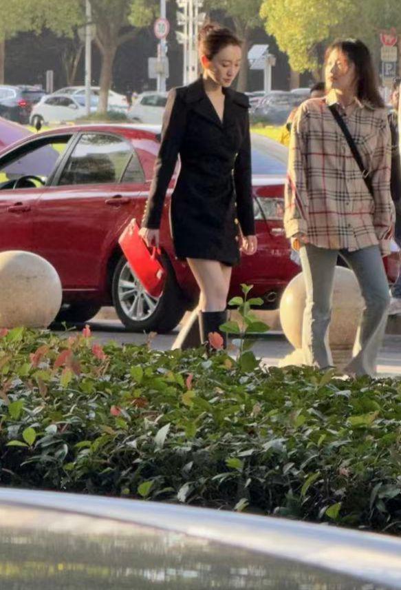 47岁李小冉拍外景戏肤白貌美 一旁大爷表情抢镜