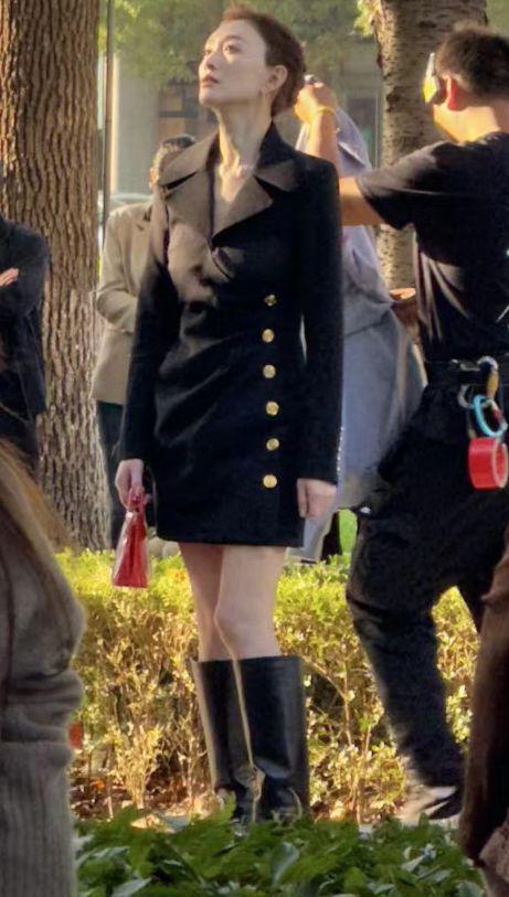 47岁李小冉拍外景戏肤白貌美 一旁大爷表情抢镜