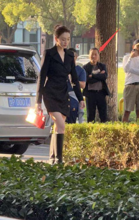 47岁李小冉拍外景戏肤白貌美 一旁大爷表情抢镜