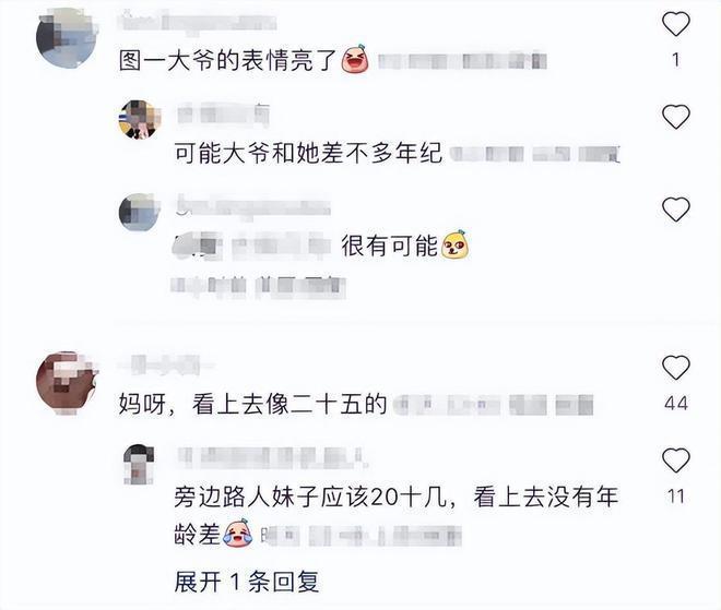 47岁李小冉拍外景戏肤白貌美 一旁大爷表情抢镜