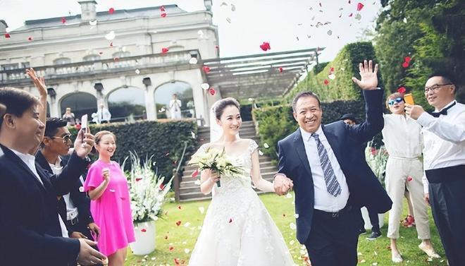 47岁李小冉拍外景戏肤白貌美 一旁大爷表情抢镜