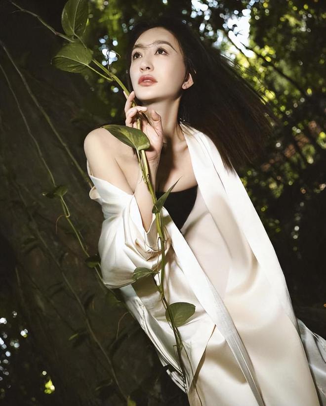 47岁李小冉拍外景戏肤白貌美 一旁大爷表情抢镜