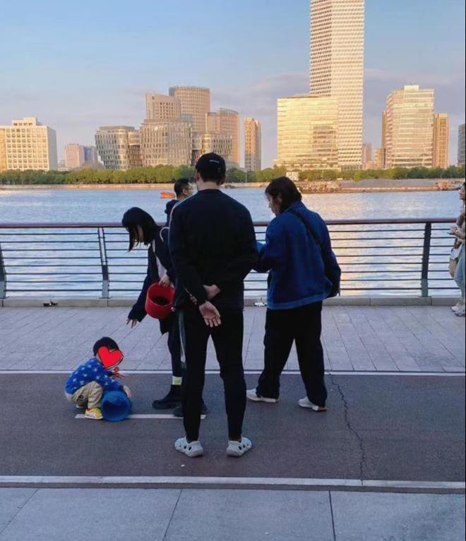 金世佳夫妇带孩子外出玩耍，38岁妻子酷似马伊琍