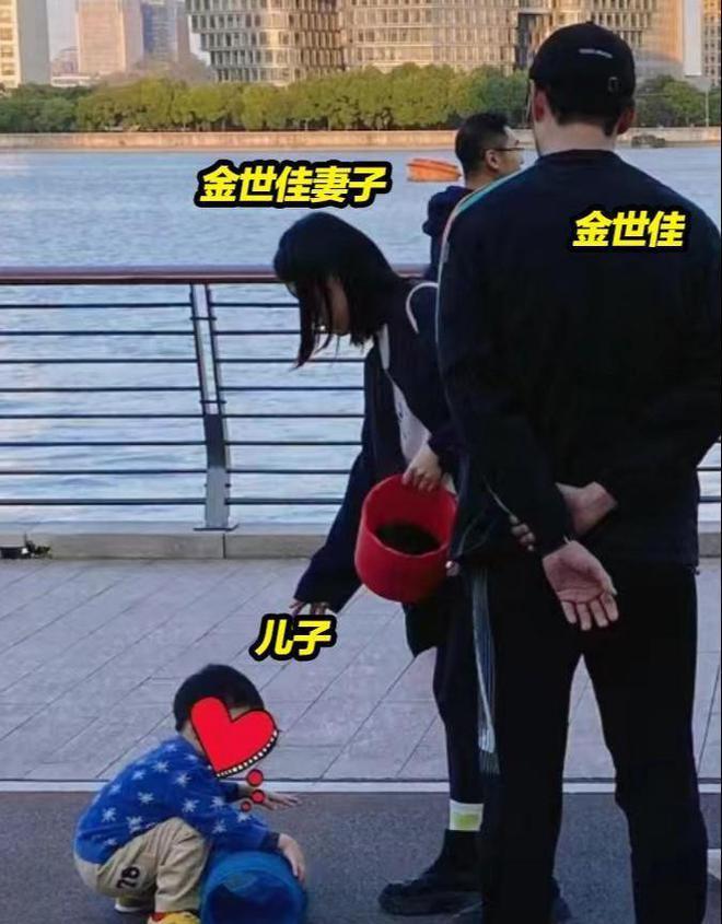 金世佳夫妇带孩子外出玩耍，38岁妻子酷似马伊琍