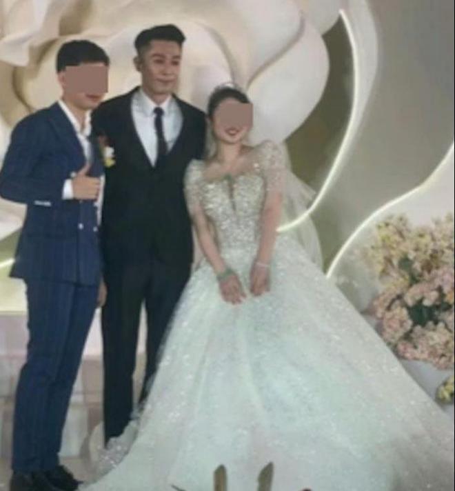 45岁吴建豪参加友人婚礼，盛装出席帅回F4时期