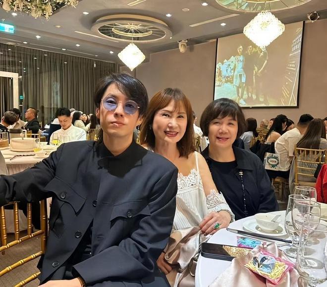 45岁吴建豪参加友人婚礼，盛装出席帅回F4时期