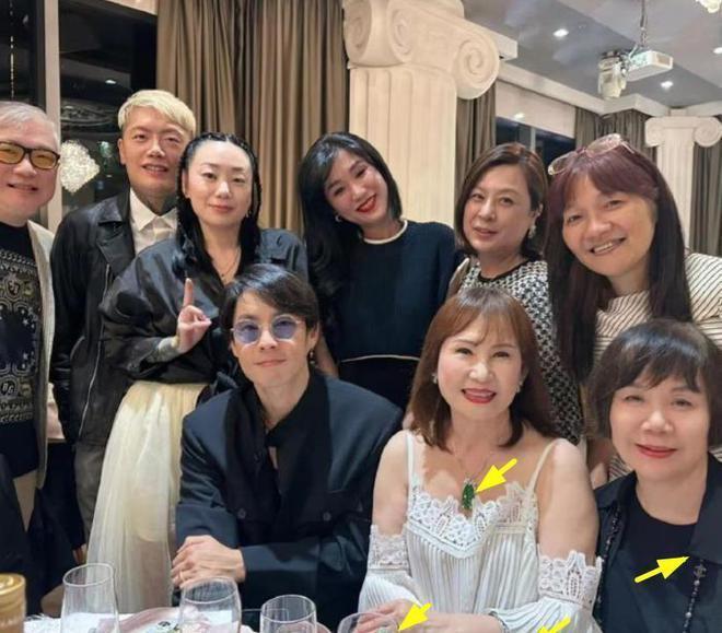 45岁吴建豪参加友人婚礼，盛装出席帅回F4时期