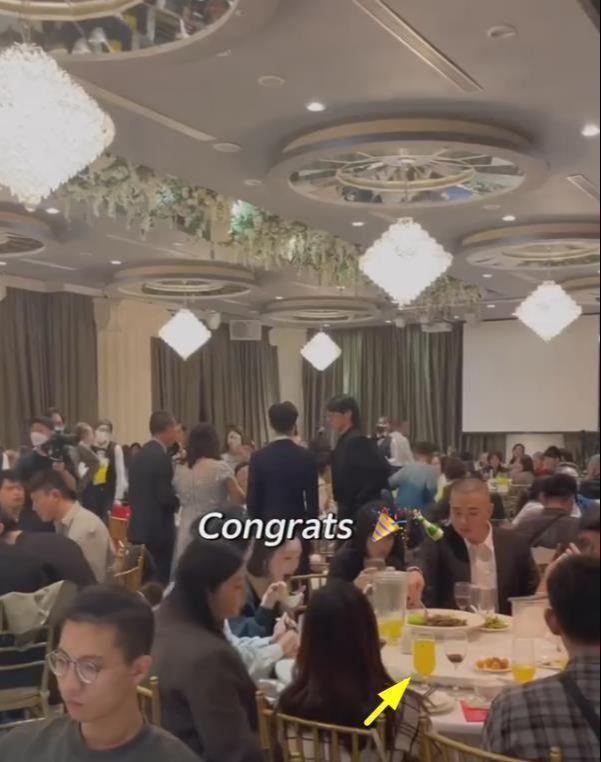 45岁吴建豪参加友人婚礼，盛装出席帅回F4时期