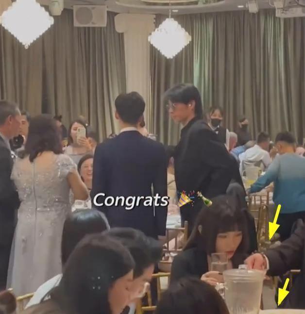 45岁吴建豪参加友人婚礼，盛装出席帅回F4时期