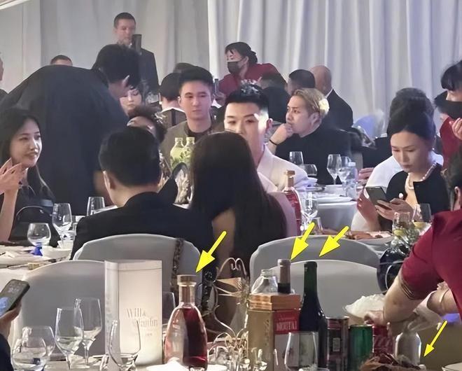 45岁吴建豪参加友人婚礼，盛装出席帅回F4时期