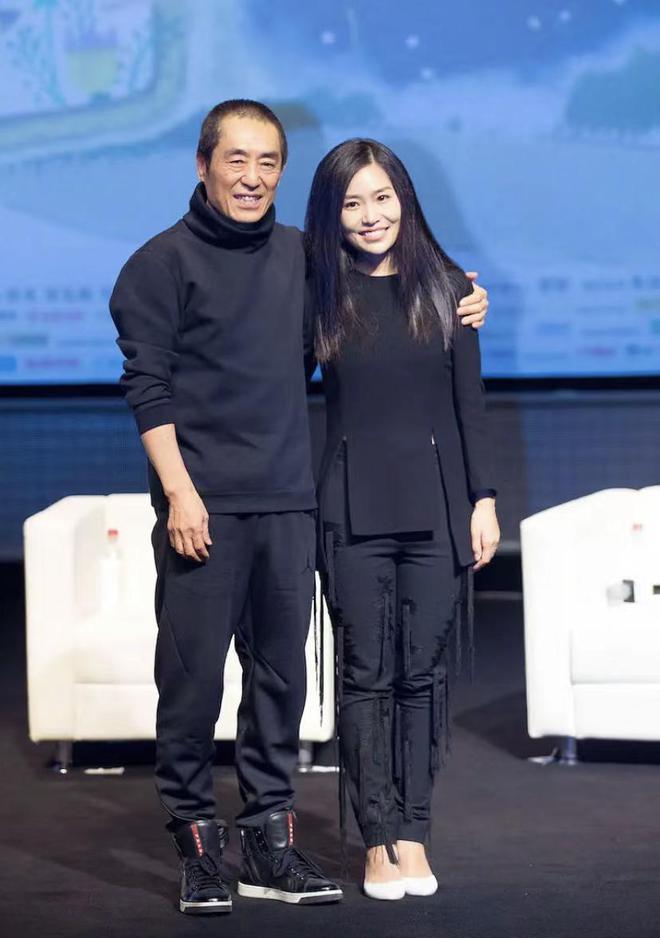 窦骁现身影院为张艺谋女儿新片宣传 全程忙前忙后