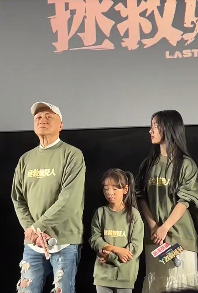 窦骁现身影院为张艺谋女儿新片宣传 全程忙前忙后