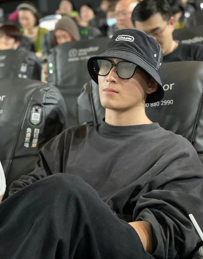 窦骁现身影院为张艺谋女儿新片宣传 全程忙前忙后