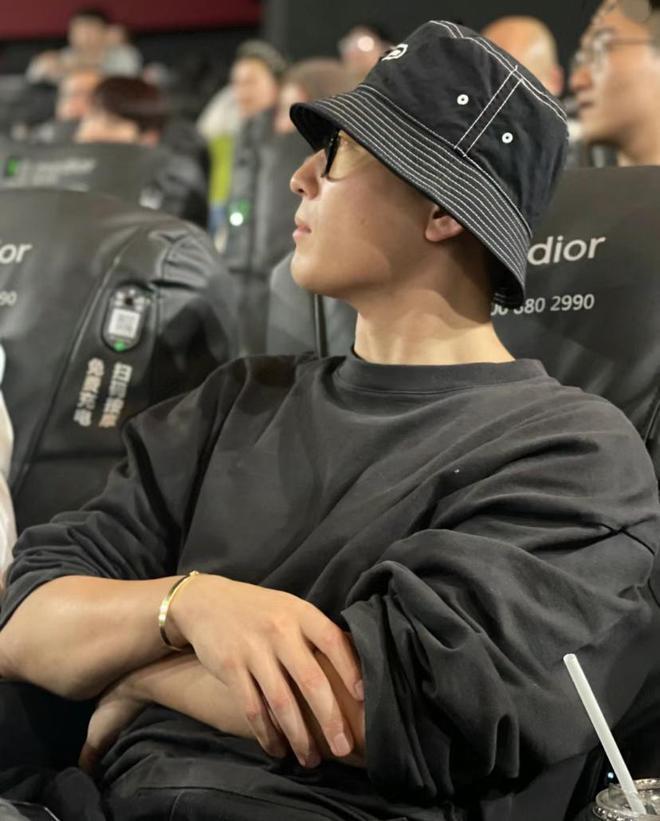 窦骁现身影院为张艺谋女儿新片宣传 全程忙前忙后