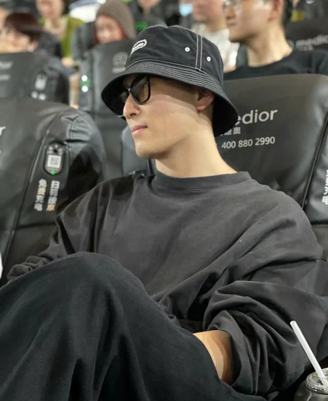 窦骁现身影院为张艺谋女儿新片宣传 全程忙前忙后