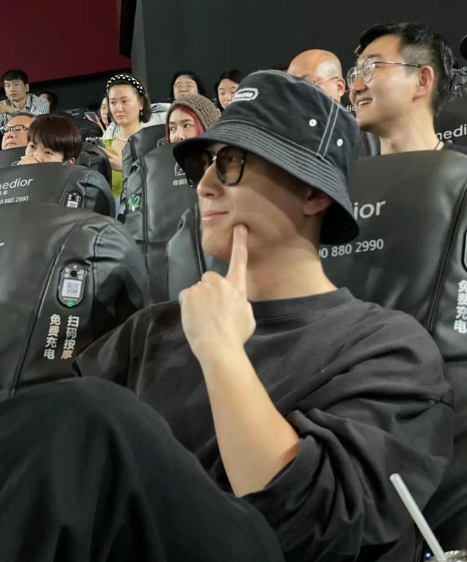 窦骁现身影院为张艺谋女儿新片宣传 全程忙前忙后