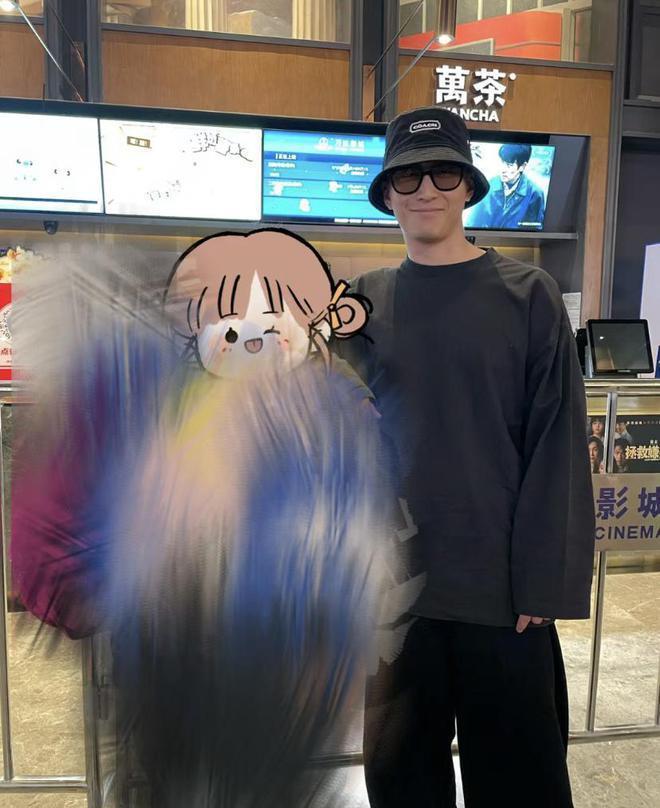 窦骁现身影院为张艺谋女儿新片宣传 全程忙前忙后