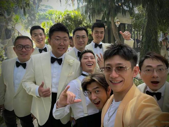 窦骁现身影院为张艺谋女儿新片宣传 全程忙前忙后