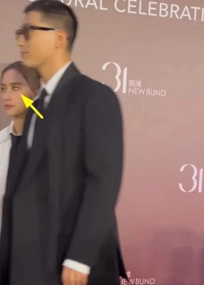 窦骁现身影院为张艺谋女儿新片宣传 全程忙前忙后