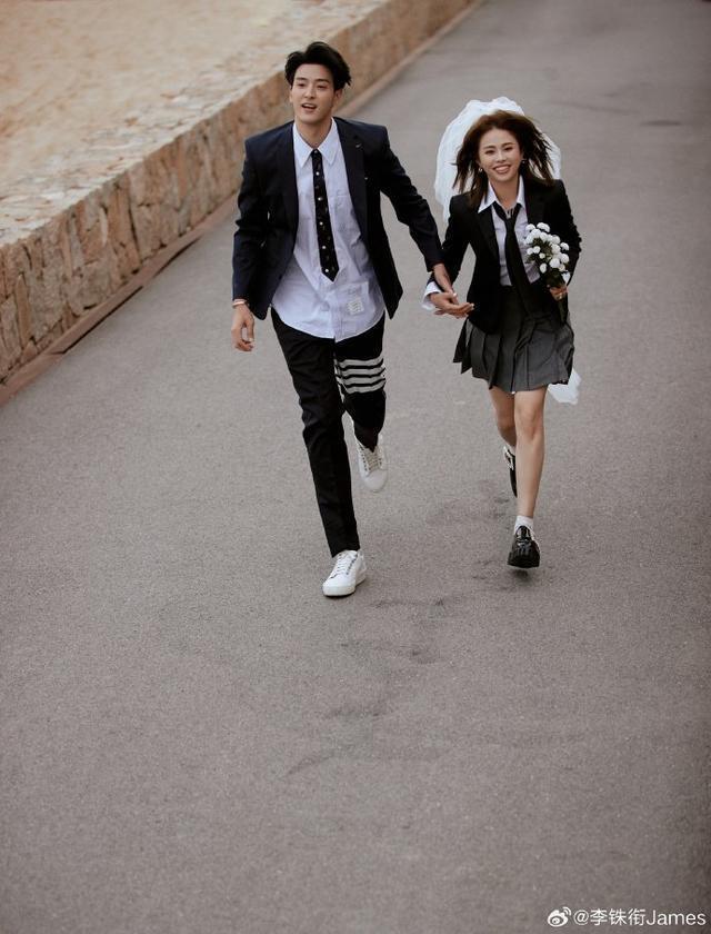 李铢衔微博晒照官宣结婚 分享海边大片甜蜜惹人羡