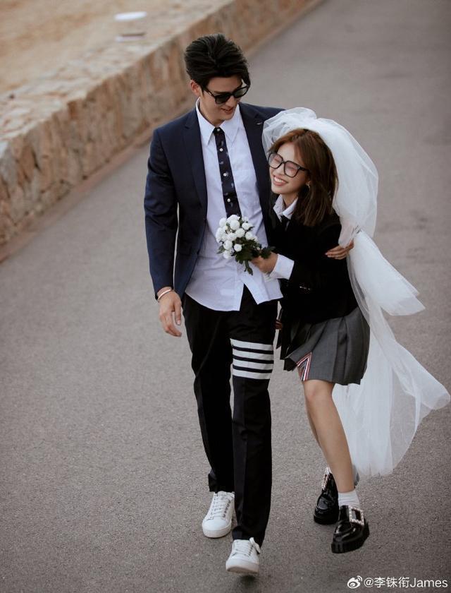 李铢衔微博晒照官宣结婚 分享海边大片甜蜜惹人羡